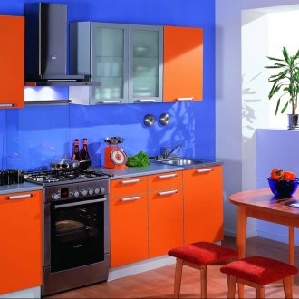 Синя и оранжева кухня