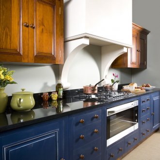 Синьо-кафяв кухненски интериор