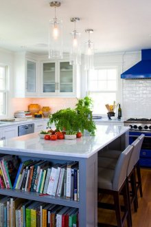 Сини елементи в бяла и сива кухня