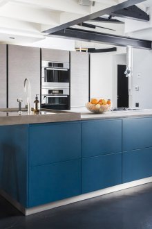 Син приглушен цвят в бяла и сива кухня