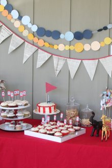 Маса за рожден ден и декорация на стени