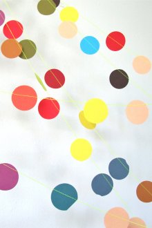 Гирлянди от нишки и цветни кръгове