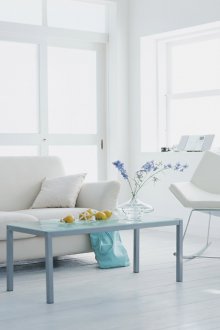 Бял интериор с пастелни акценти
