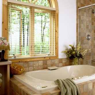 Бяла и кафява баня в стил Прованс