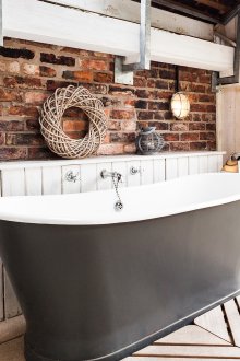 Кафява и бяла вана в стил Прованс