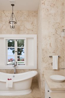 Бежова и бяла баня в стил Прованс