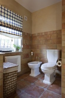 Бежово-кафява баня в стил Прованс