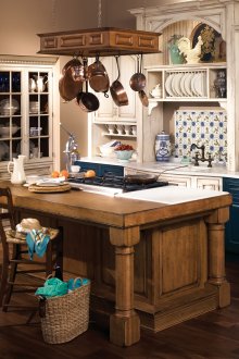 Кафяви, бели и сини цветове в кухненски интериор в стил Прованс