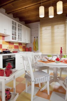 Бели, червени и оранжеви цветове в кухненски интериор в стил Прованс