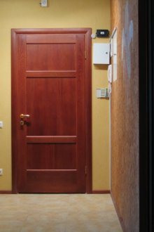 Рафтове за оборудване с врати