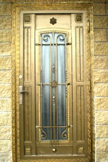 Златна метална врата