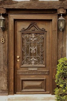 Красива входна дървена врата