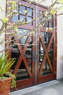 Красиви входни врати със стъклени вложки