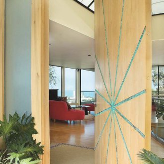 Ярка дизайнерска входна врата