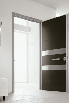 Черна и сребърна входна врата към апартамента