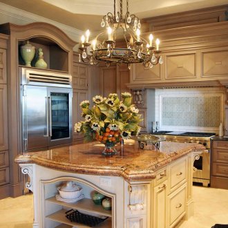 석재 조리대가 있는 클래식 아일랜드 주방