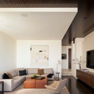 Бежови, черни и бели цветове в хола в стила на минимализма.