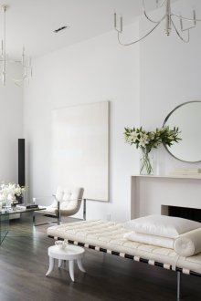 Уютен минималистичен бял интериор