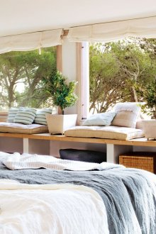 Подпрозоречен перваз - система за съхранение, отворена за диван в спалнята