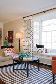 Уютен диван на перваза в хола