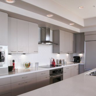 Graue und weiße Jugendstilküche