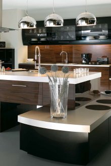 Moderne mehrstöckige moderne Küche