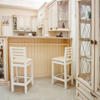 White and beige kitchen with a neoclassical bar counter