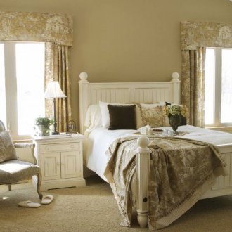Спалня в бял и бежов френски стил