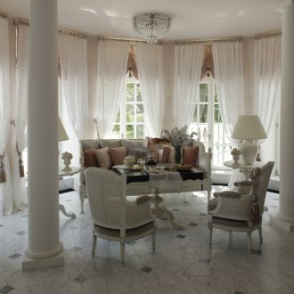 Бяла всекидневна с колони във френски стил