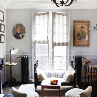 Малка уютна всекидневна във френски стил