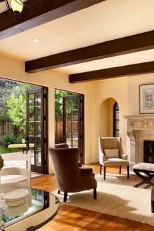 Бежови стени в хола с камина във френски стил