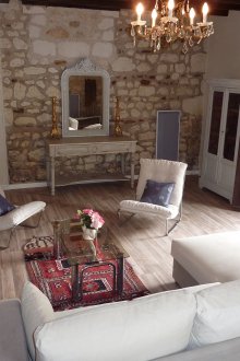 Декорация от каменна стена и бели стени във всекидневната във френски стил