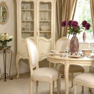 Светло бежово обзавеждане за трапезария във френски стил