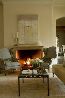 Минимален декор в хола с камина във френски стил