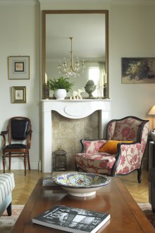 Огледало и добре подбран декор за хола с камина във френски стил