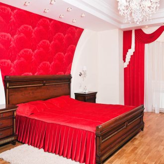 Lampu kandil, lampu dinding dan lampu sorot di dalam bilik tidur putih dan merah