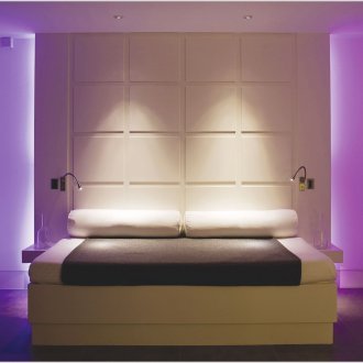 Lampu lembut di dalam bilik tidur