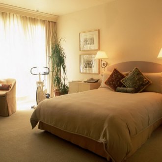 Lampu dinding dan meja di dalam bilik tidur coklat-coklat