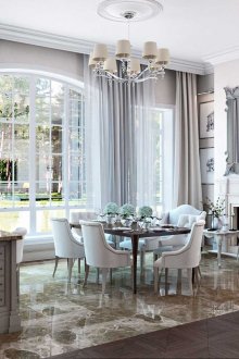 Сива и бяла всекидневна-кухня в класически стил