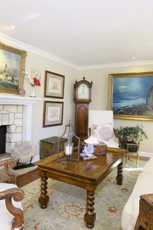 Светла всекидневна в класически стил