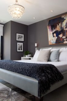 Бяла и сива стилна спалня с високи технологии