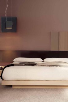 Бежова и кафява спалня с високи технологии