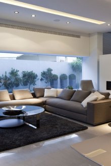 Бели стени в модерен хол