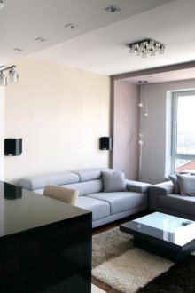 Малка модерна всекидневна-кухня