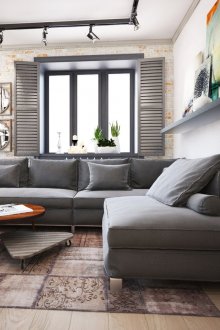 Тухлени и бели стени в модерен хол