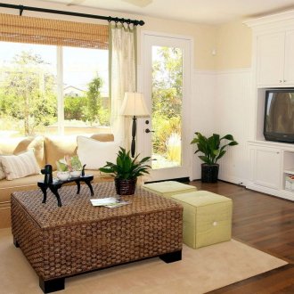 Бежова и бяла всекидневна в италиански стил