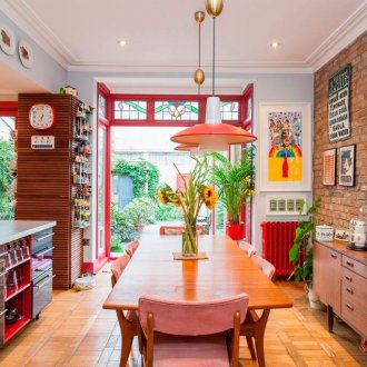 Интериор на кухнята в кафяво-червен кич