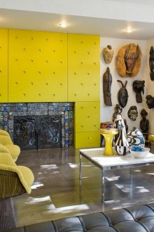 Бели, жълти и черни цветове в хола в стила на кич.