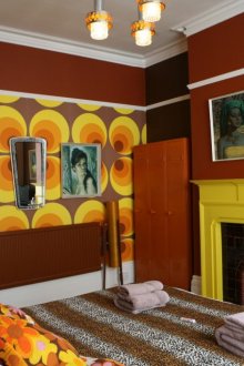 Спалня с камина за кич