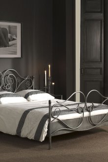 Легло от ковано желязо в черно-бяла спалня